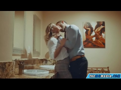 ❤️ ווען אַ באַסטי בלאָנדע סידוס איר אין אַ ציבור אָפּטריט ❤ סעקס ווידעא ביי אונדז ❌